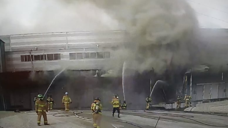 토치로 페인트 제거하다...완도 냉동창고 화재, 소방관 2명 사망