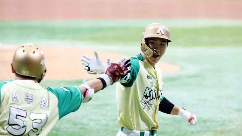 [포토] '1회말 선두타자 홈런' 이주형