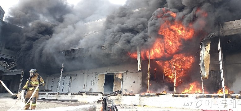 샌드위치 패널에 스프링클러도 없어…완도 화재가 삼킨 두 영웅