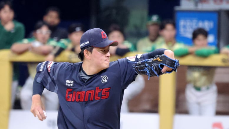 [포토] 7회말 무실점 책임진 김원중