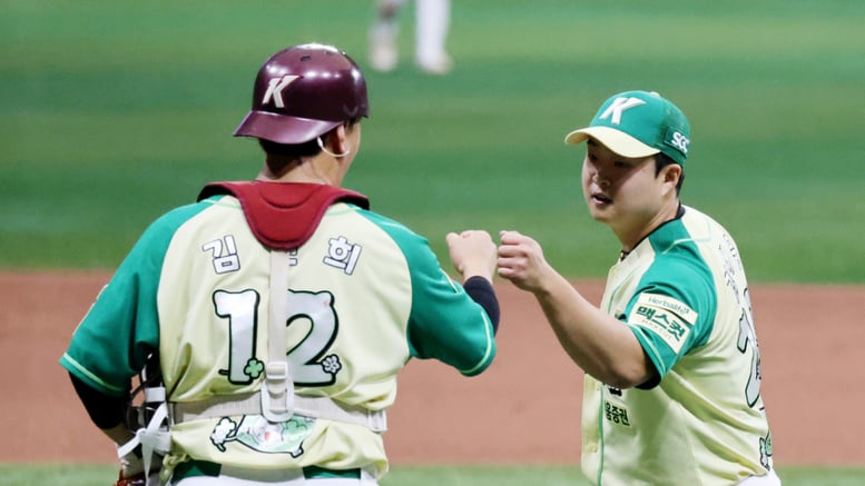 [포토] '2점 지켰다!' 김재웅과 김건희