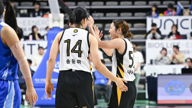'압도적 기세' KB, 우리은행에 또 26점 차 완승... 3연승으로 챔프전 직행 '박지수·강이슬 39점 합작'