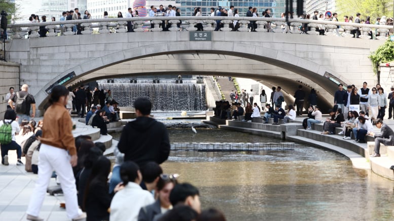 "갑자기 초여름 날씨" 30도 육박 '땀 뻘뻘'...급하게 반팔 꺼냈다