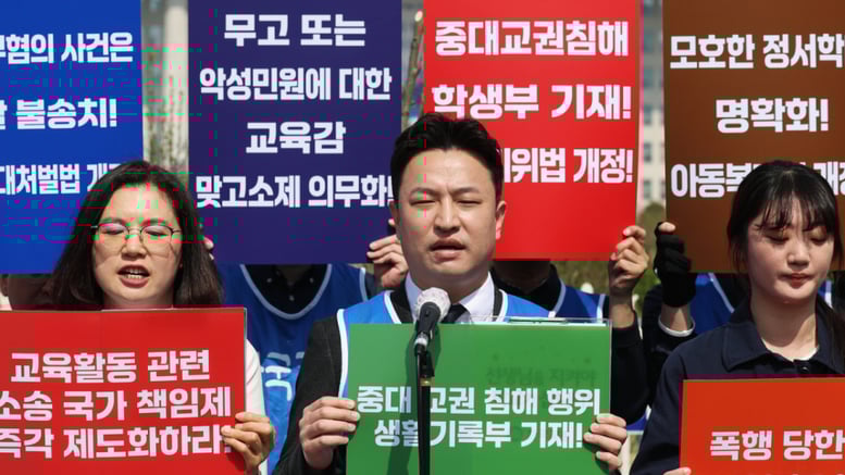 "학생부 기록 안 남아"...여교사 치마 속 찍고도 '명문대' 갔다