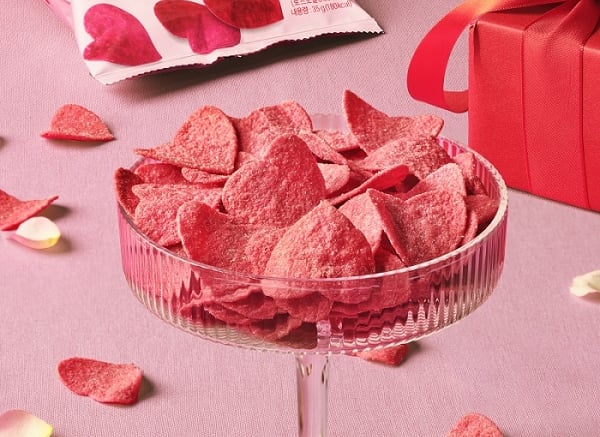 "왜 한국서만 파는 거야"...'핑크 하트' 프링글스, 벌써 품절 '대란'