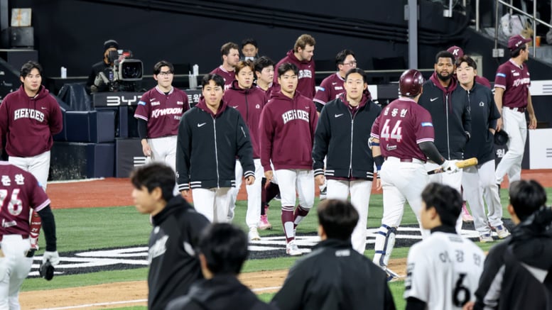 [포토] '10위는 차치하고 4연패는 힘들다' 무거운 발걸음의 키움 선수들