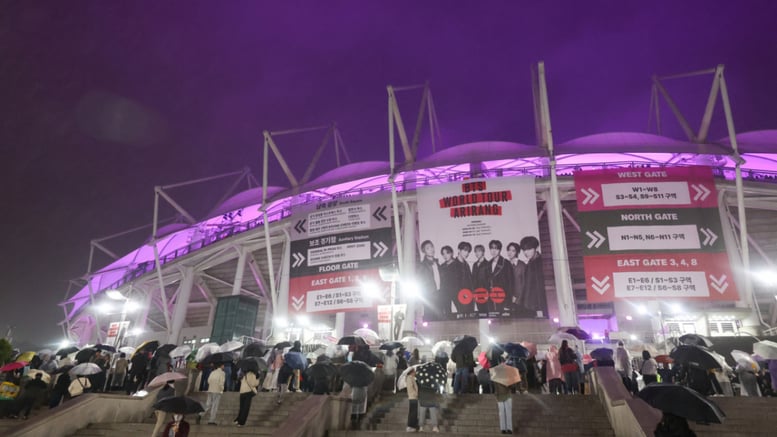 [단독]BTS 콘서트 팔찌 채워주던 중국인...암표 30여개 주르륵