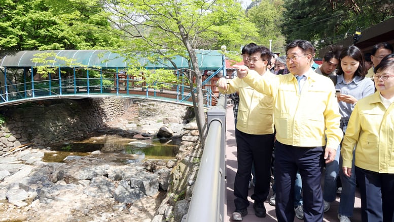 "불법 예외 없다"…우이동 계곡 찾은 윤호중 '하천 정비' 강공 모드