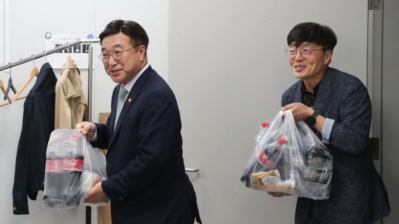 "치킨이요" 장관님 직접 배달까지…행안부 녹이는 윤호중 '파격 리더십'