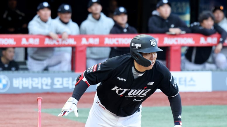 [포토] '역시 머신' 첫타석 안타출루 김현수