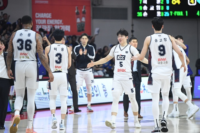 '2년 전 향기가 난다' 정규리그 부진→PO선 펄펄... 또 변신한 KCC "우승한다는 의지 때문"