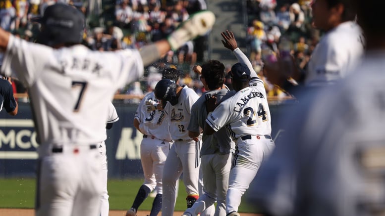 '10회' 두산의 새 역사 창조! 끝내기 주인공 탄생했다, 사령탑 "아주 큰 역할을 했다" 극찬한 또 다른 1인은? [잠실 현장리뷰]