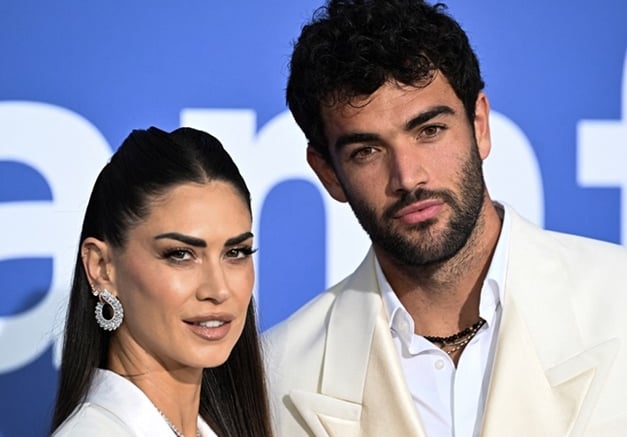 '성중독 고백' 유명 스포츠 스타만 홀리는 사타, 파격 비키니 입고 새 남친과 휴가... EPL·NBA 선수 이어 테니스까지