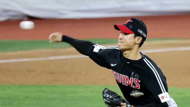 [포토]'7회말 무실점 웰스 이어 등판한' 우강훈