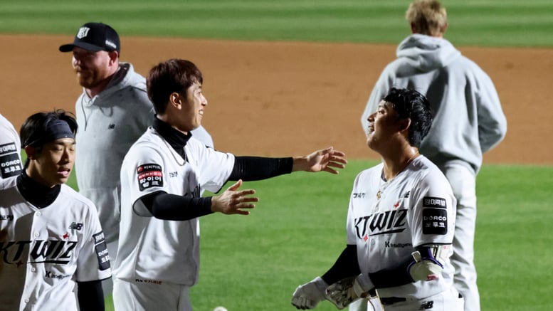 [포토]'민수형이 안아보자!' 10회말 첫타석이 끝내기안타 강민성