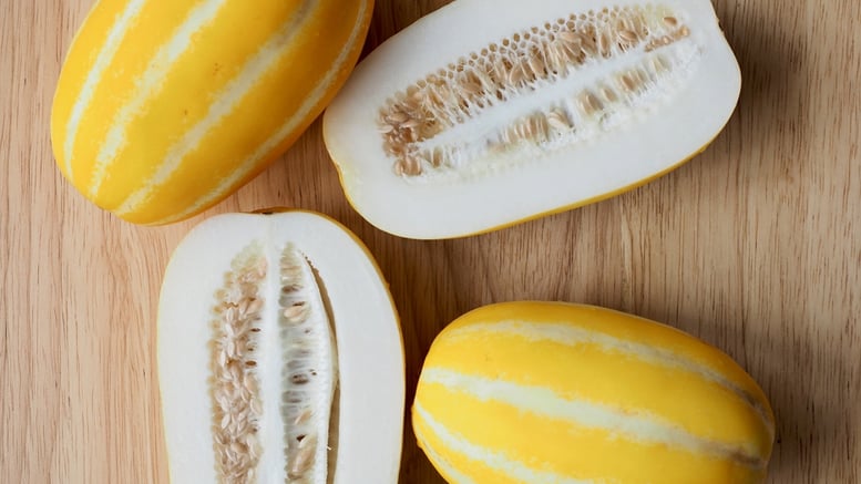 "못 사는 애들이 먹던데"...참외씨 먹는 남편, 정 떨어졌다는 여교사