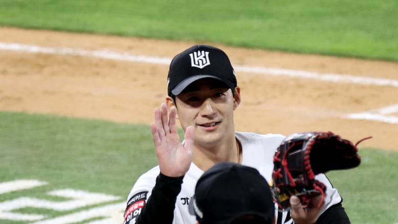 [포토]'8회초 무실점' 스기모토