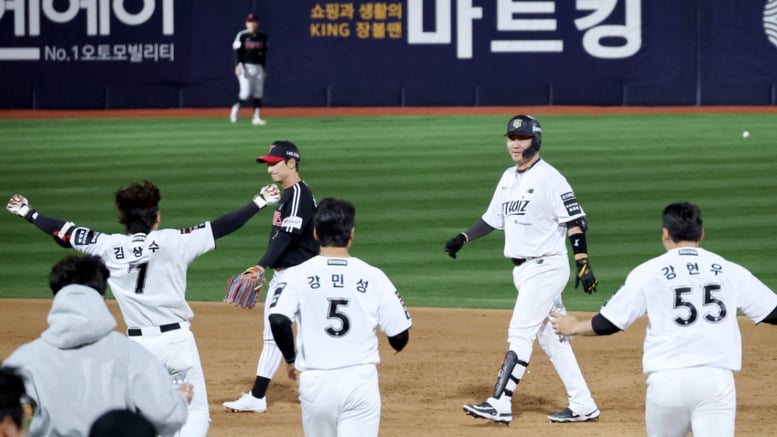 [카메라톡스]'난 쿨한 남자야! 끝내기치고도 안 친 선후처럼' 10회말 1사 만루 2타점 2루타 끝내기 장성우