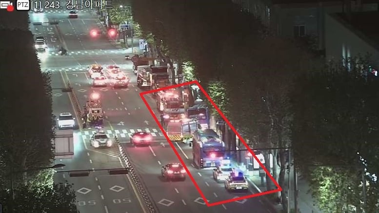 "버스 시동 껐는데 저절로 움직여"...방배역 인근서 신호등 '쾅'