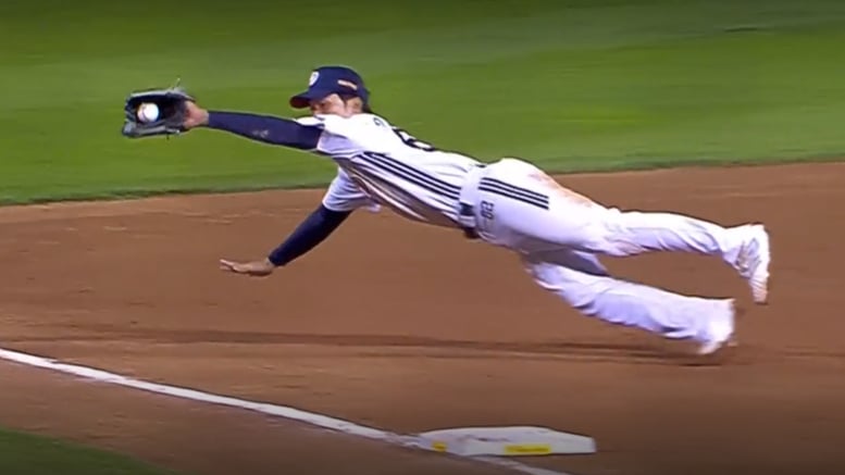 '얼마나 야구가 고팠으면' 복귀 첫날 쐐기포·슈퍼 캐치 3개→삼성 추격에 '찬물' [어제 야구 이 장면]