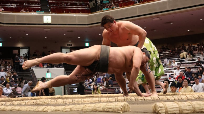 '무려 145kg' 거구를 휙 던졌다! '265kg 파워' 역대급 괴수 "근육이 피부를 뚫고 나올 기세"
