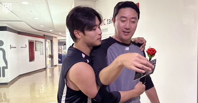 '낯간지럽게 왜 이래' KT 꼬꼬마 3인방, 손수 만든 카네이션 '직접' 전달했다