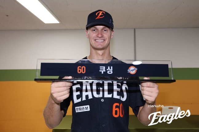 "가족이었던 것 잊지 말라고" 한화, 작별하는 쿠싱에 '라커룸 네임텍' 깜짝 선물→류현진 "우승하면 반지도 만들어줘야"