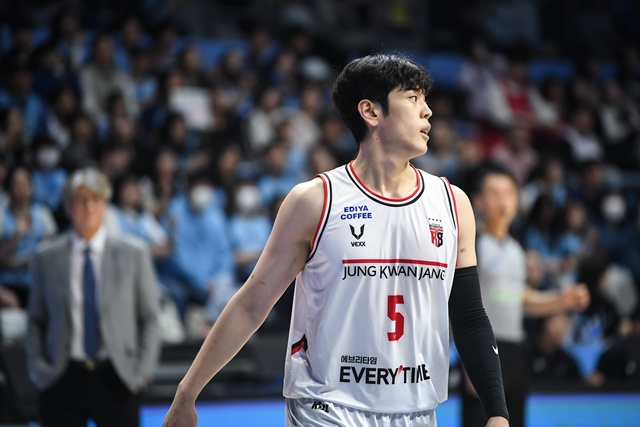[오피셜] 변준형·오세근 FA 시장 나온다! KBL 48명 공시... '우승' KCC는 가장 적은 2명
