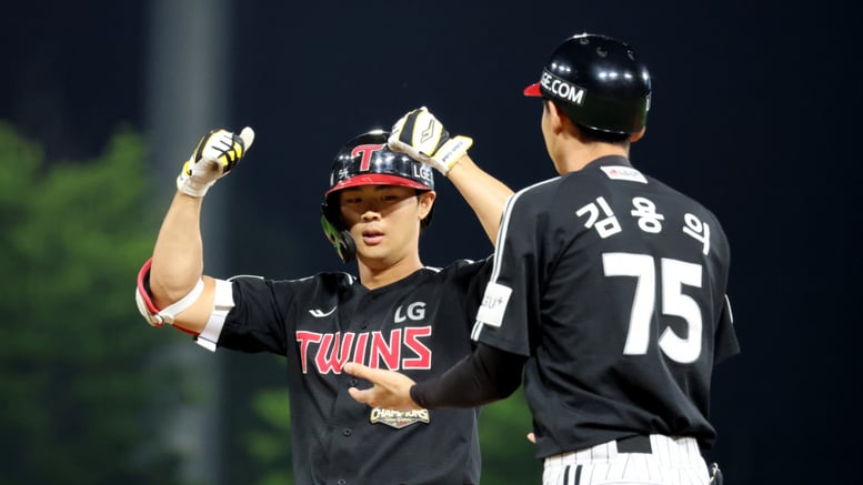 [포토]2-0으로 앞서는 트윈스 '1타점 적시타' 이영빈
