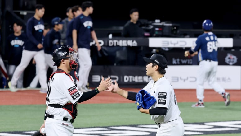[한번에쓱]'7-4 승리 자축하는' 장성우, 박영현과 마법사들