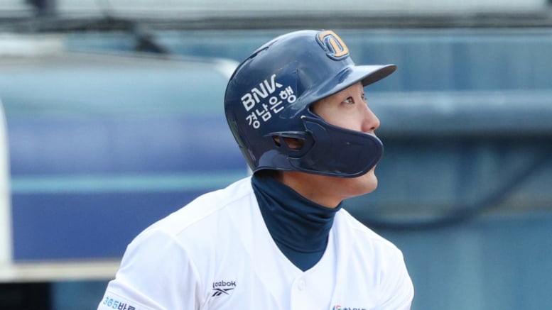 '도루 시도→충돌 쾅' 구급차 타고 떠난 살림꾼, 제 발로 경기장 복귀했다 "상태 호전됐다... 계속 지켜볼 예정"