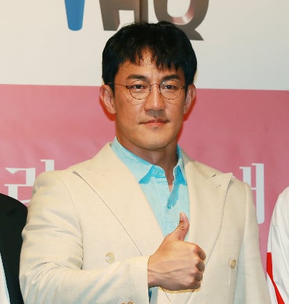 "정용진 회장, 직원 뒤 숨는 비겁함"…공개 저격한 남배우