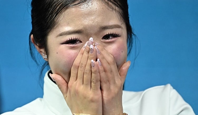 日 열도 심쿵! 제2의 아사다 마오, '단정한 교복 차림' 지바현 지사상 최초 수상... "나카이 아미, 올림픽 최연소 메달 공로"