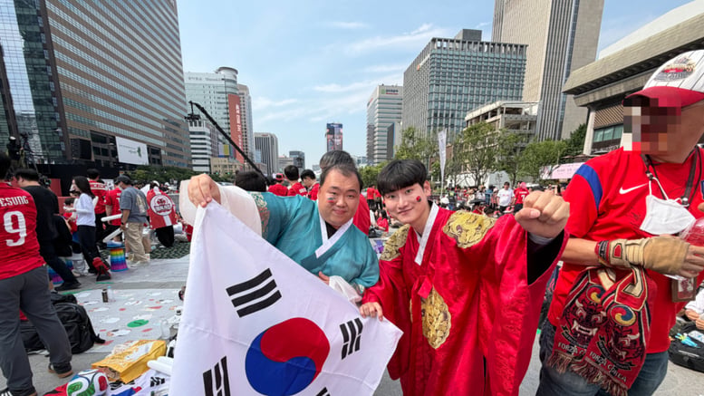 일하다 나와 "대~한민국" "졌잘싸!"…오전부터 '치맥' 호프집 북적