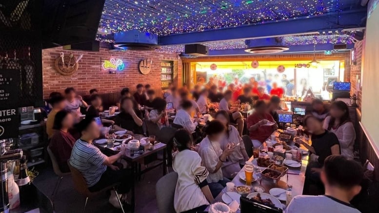 "치킨집 자리 꽉 찼어요" 300명 예약도 거절...'월드컵 특수' BBQ 대박