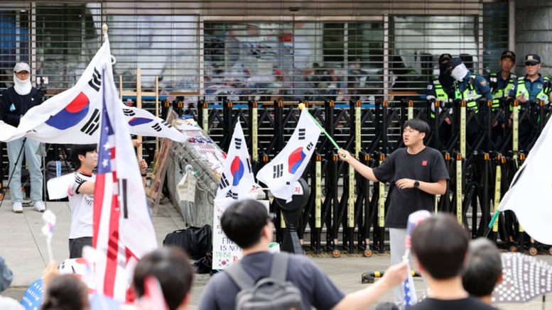 '도주·재범 우려'…잠실 개표소 집회서 경찰에 침 뱉은 40대 구속