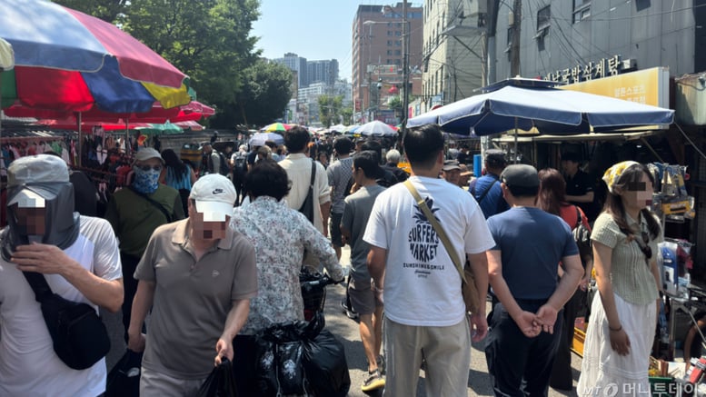 '어르신 놀이터'에서 '2030 핫플' 등극한 동묘…"탐험같은 재미"