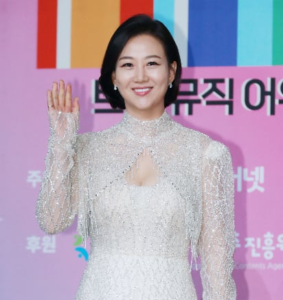 장윤정 전재산 날린 친모가 또...딸 이름 팔아 '투자 사기' 의혹