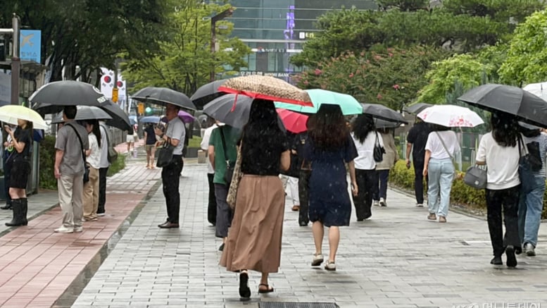 "아침부터 홀딱 젖어" 고된 출근길...우산 펼치다 퍽, 지하철 시비도