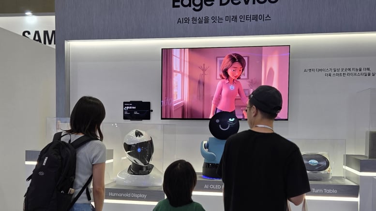 "계속 나 쳐다봐"…AI 로봇 눈 OLED, 삼성·LG 미래 기술 총출동
