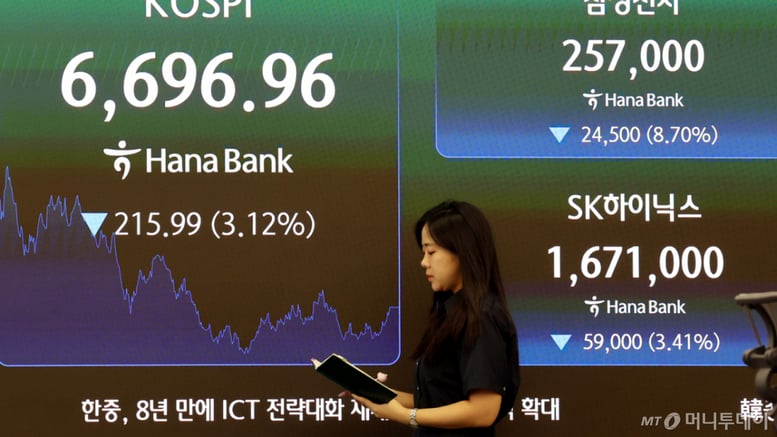 최태원 "마진율 내려야하나" 걱정…돈 쓸어담는 삼전닉스, 못웃는 이유