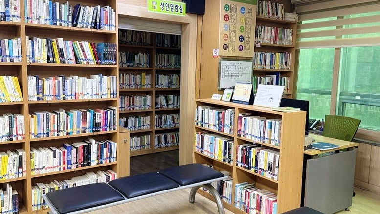 책 안 읽는 대한민국, 작은도서관도 문 닫는다…'2년 연속 감소'