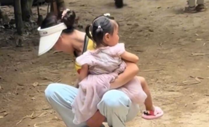 거북이 등에 올라탄 '몰상식' 中 엄마, 직원은 방관…동물학대 논란
