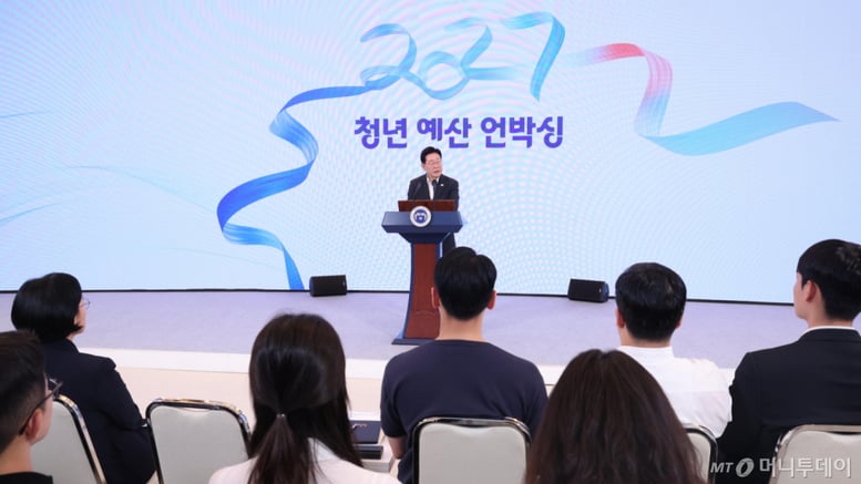 태어나면 2000만원, 18세까지 1.4억 혜택…정부가 내놓은 '파격 지원'