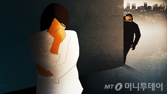 "버스 내리면 졸졸" 여학생 석달간 스토킹 남성...'몰카 재판' 중 이었다