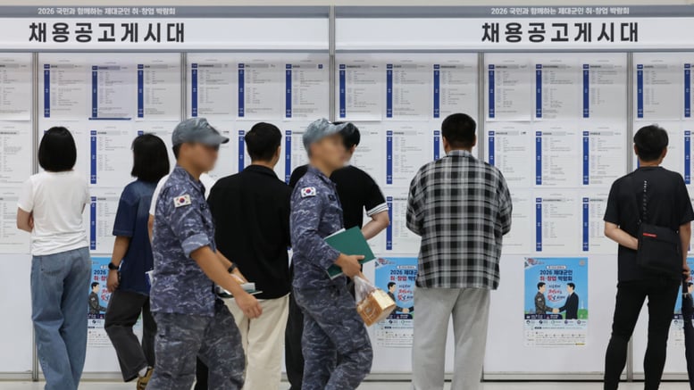 "중소기업부터" "대학원으로"…줄어든 대기업 공채, 우회하는 청년들