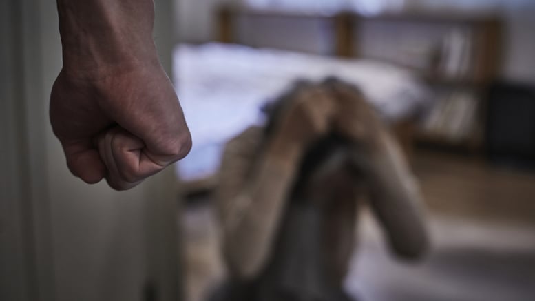 과거엔 아들이, 지금은 '남편'이 때린다
