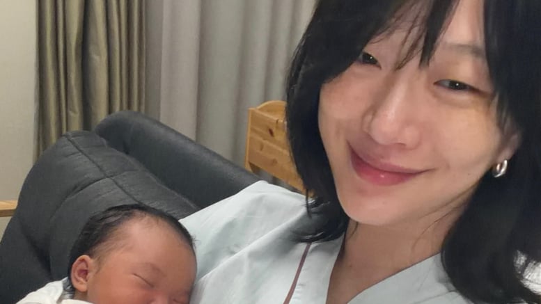 샤넬 패션쇼서 임신 공개…모델 최소라, 딸 품에 안고 '엄마 미소'