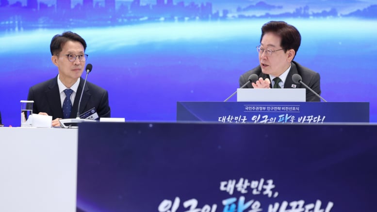 "2030년 '합계출산율 1명' 넘는다...돌봄직 처우 개선돼야"