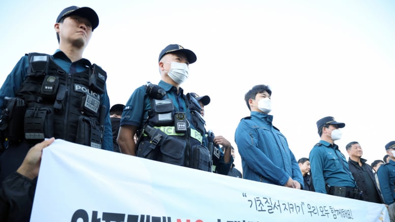 "테이블석 200만원" 온라인 거래하는데...야구장 암표 단속 헛다리